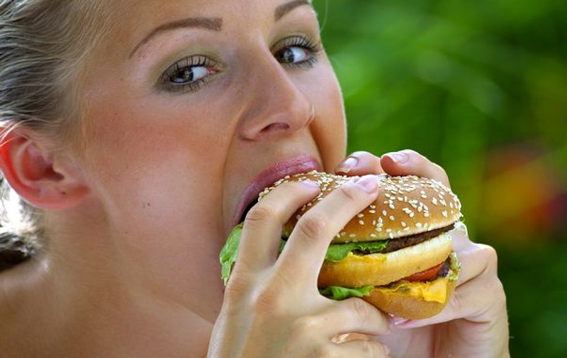 Mâncarea fast-food crește riscul de depresie