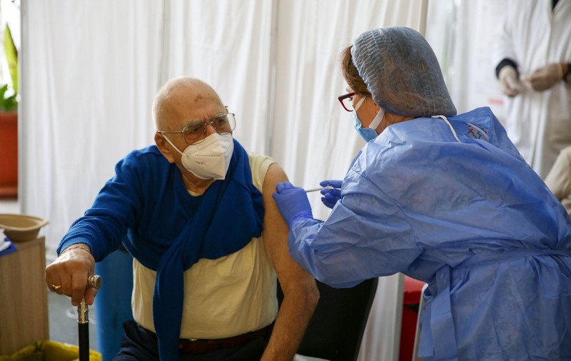 Scriitorul Dinu Săraru s-a vaccinat anti-COVID