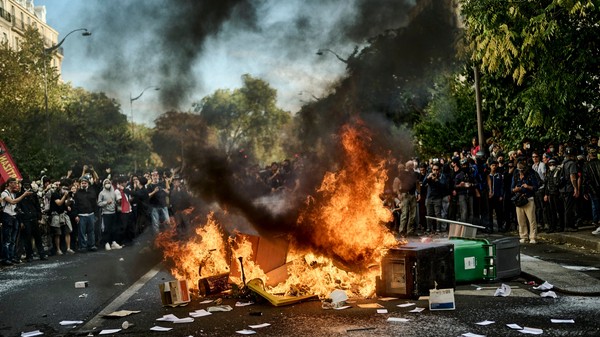 Polițiști în timpul protestului elevilor în Franța