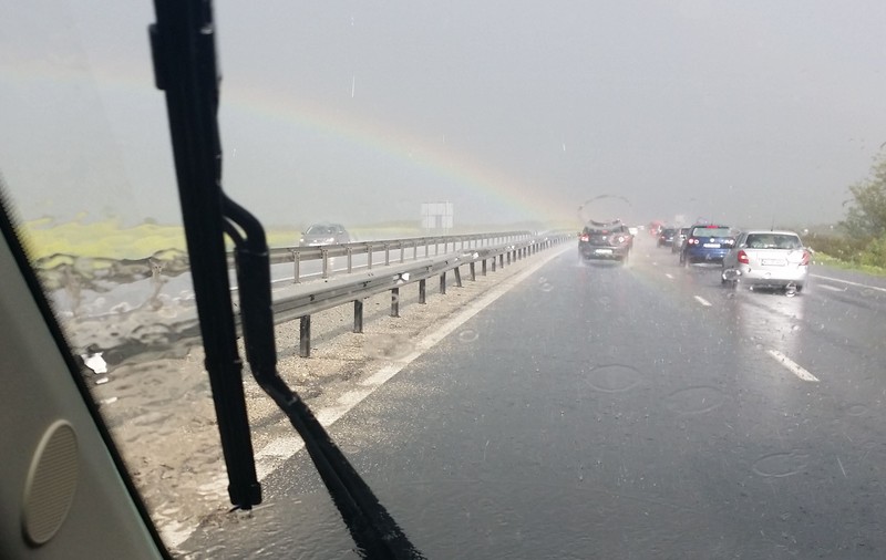 Nebunia drumului de întoarcere din vacanţă: Furtună, curcubeu şi mers cu 20 de kilometri pe oră