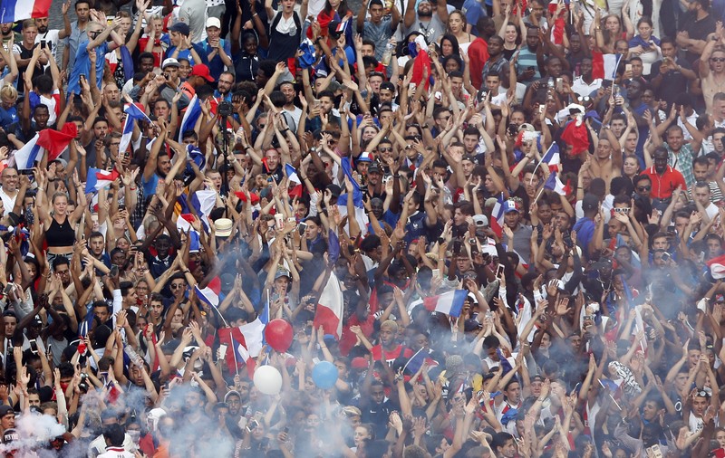 VIDEO - Sărbătoare în Paris! Sute de mii de francezi, în stradă după victoria din finala Cupei Mondiale