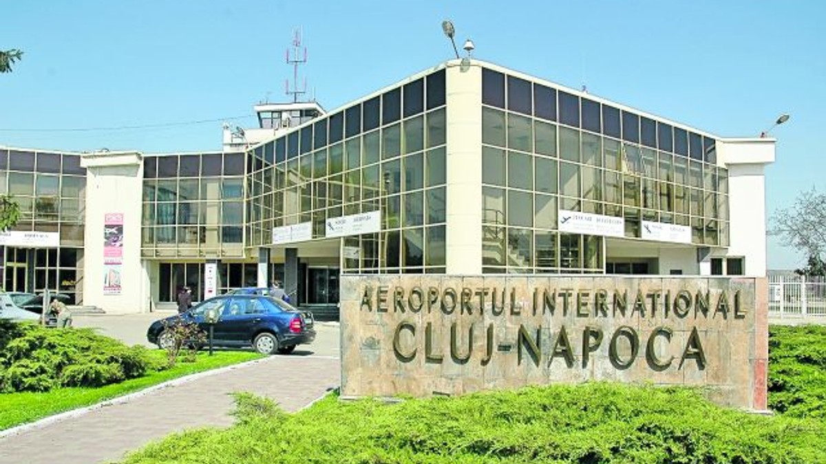 Un transport pentru Italia de măşti, costume și mănuși de protecţie, blocat pe Aeroportul Cluj