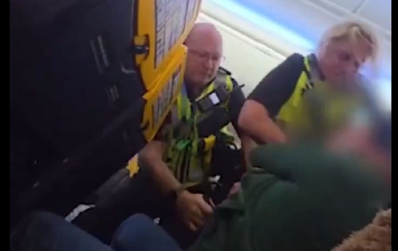 Un bărbat beat s-a luat la bătaie cu ceilalți pasageri și apoi cu polițiștii, într-un zbor Ryanair de Bristol: „Pilotul a amânat aterizarea” | VIDEO