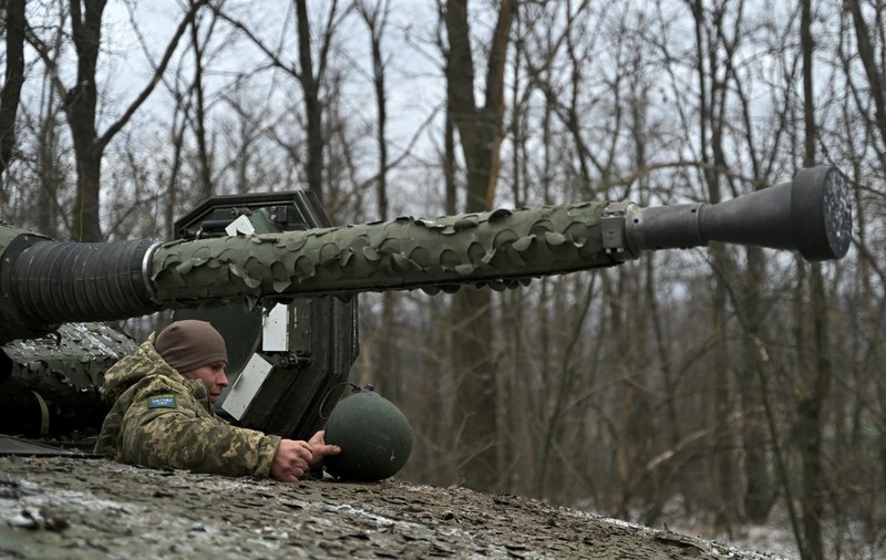 „Înconjurat de inamici”, un soldat ucrainean și-a sunat comandantul și i-a cerut să bombardeze locul unde se află. Ce a urmat