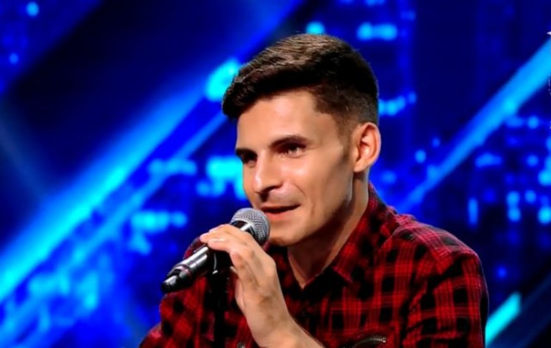 Și-a ratat cariera în preoție din cauza restanțelor. Cezar Dumitrescu, cea mai uluitoare apariție de la X Factor: a cântat, a căzut, a trecut mai departe | FOTO
