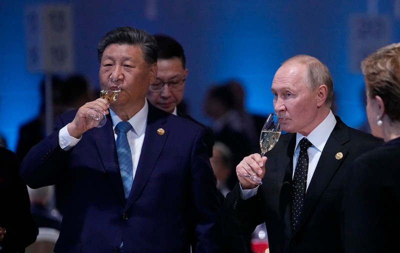 Spionaj și atacuri cibernetice între „partenerii nelimitați” Xi Jinping și Vladimir Putin. China este acuzată că fură armele Rusiei