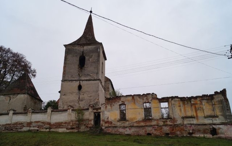 Sat săsesc din Brașov, în ruină. Doi tineri au renunțat la Capitală pentru a-l salva