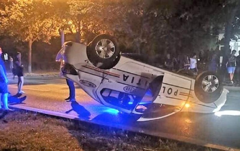 Maşină de poliţie răsturnată la Timişoara, după ce un şofer a lovit în plin autoturismul