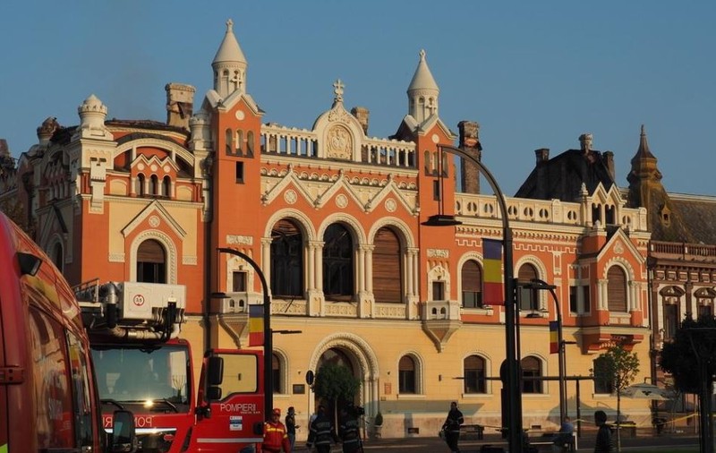 FOTO / Imagini cu Palatul Episcopal din Oradea înainte și după incendiu. Bijuteria arhitecturală, distrusă de flăcări