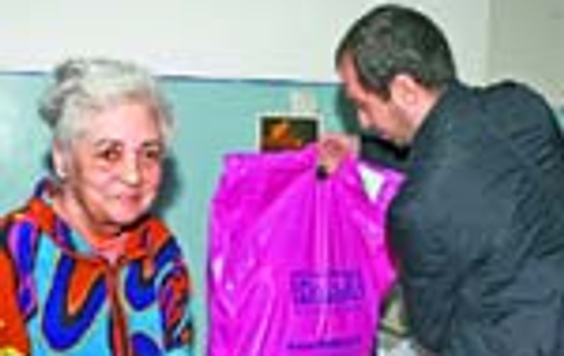 Cozonaci si haine pentru batranii de la 'Sf. Luca'