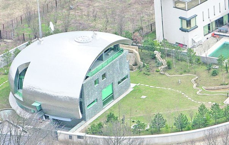 Gică Popescu şi-a vândut vila "OZN" cu 2.000.000 €!
