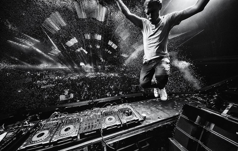 Superstarul muzicii electronice, Armin van Buuren face echipă cu doi români!
