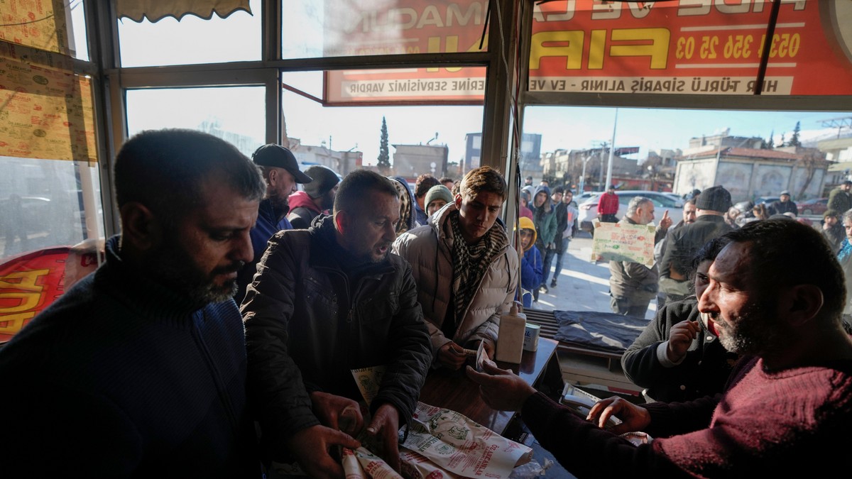 Oamenii fac coadă într-o brutărie pentru a cumpăra pâine din cauza penuriei de alimente din Kahramanmaras, sudul Turciei, marți, 7 februarie 2023.
