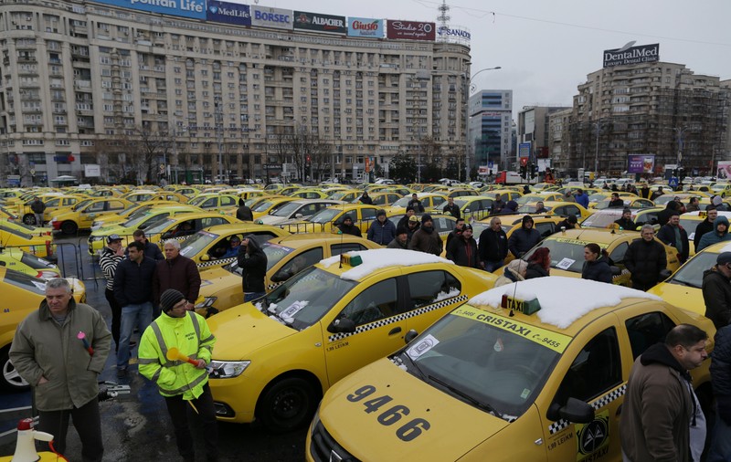 Mii de taximetriști protestează în fața Guvernului. Traficul rutier a fost blocat