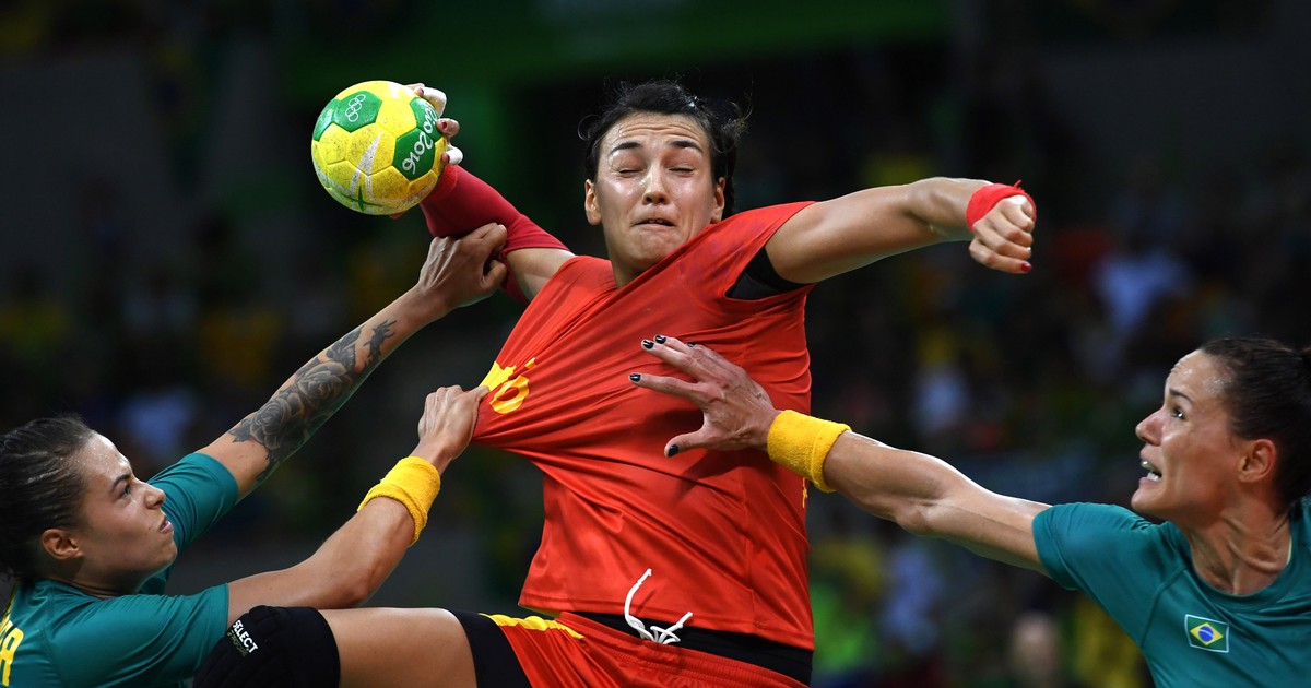 Cristina Neagu (în roşu) este vedeta naţionalei de handbal a României. (FOTO: EPA)