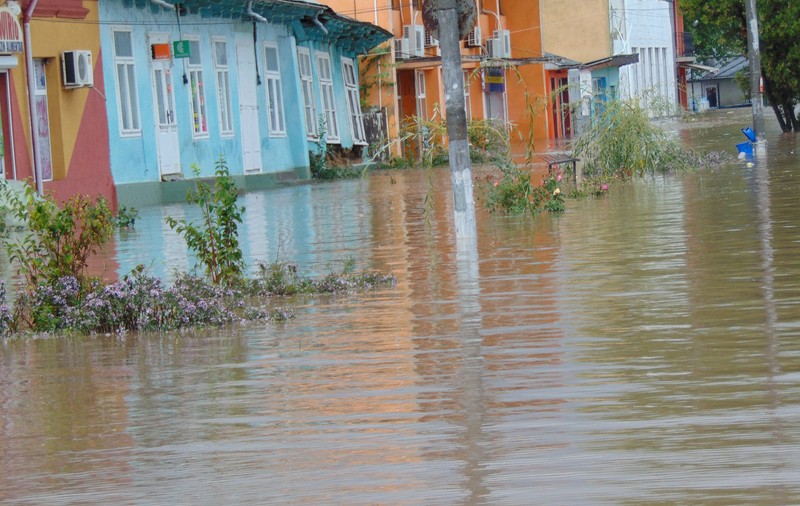 Cod portocaliu de inundații în județul Prahova. Zeci de gospodării şi locuinţe, lovite de șuvoaie