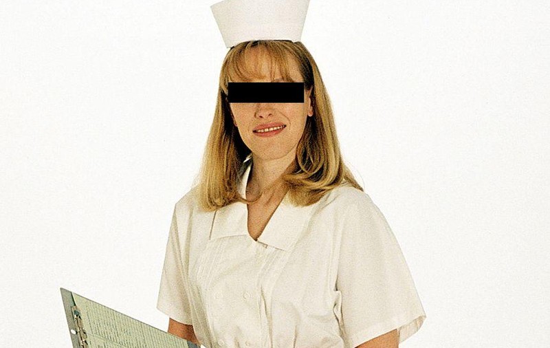 O infirmieră s-a afişat pe internet cu bebeluşi născuţi prematur ca să-şi găsească soţ