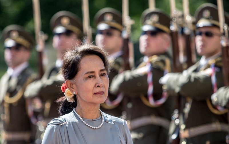Poliţia din Myanmar îl acuză pe fostul lider Aung San Suu Kyi că a folosit radiouri portabile importate ilegal