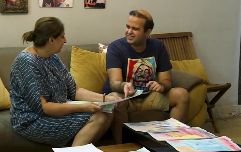 Povestea tânărului cu autism care comunică prin culori. Când a aflat că mama lui are COVID, a început să deseneze flori negre