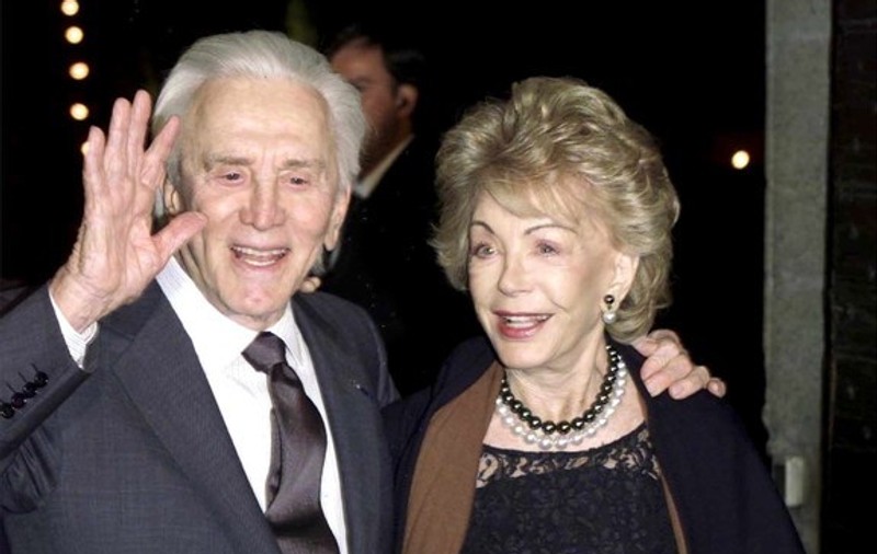 A murit Anne Douglas, văduva actorului Kirk Douglas. Cei doi au fost căsătoriți 66 de ani