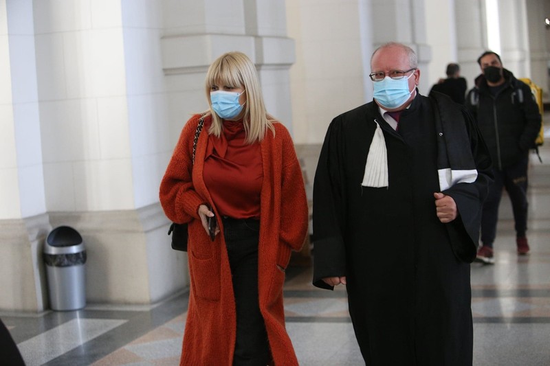 Elena Udrea la Curtea de Apel București, însoțită de avocatul Veronel Rădulescu, înaintea deciziei instanței privind plasarea sub control judiciar