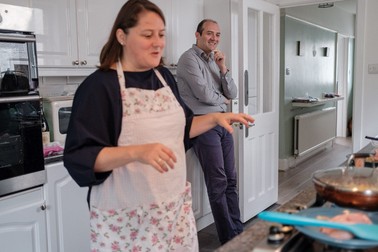 Cercetătoarea Alina Dolea și soțul ei, Cristi, care lucrează ca inginer la o companie de automotive technology din Farnham, pregătesc micul dejun în bucătăria casei lor din Bournemouth, UK