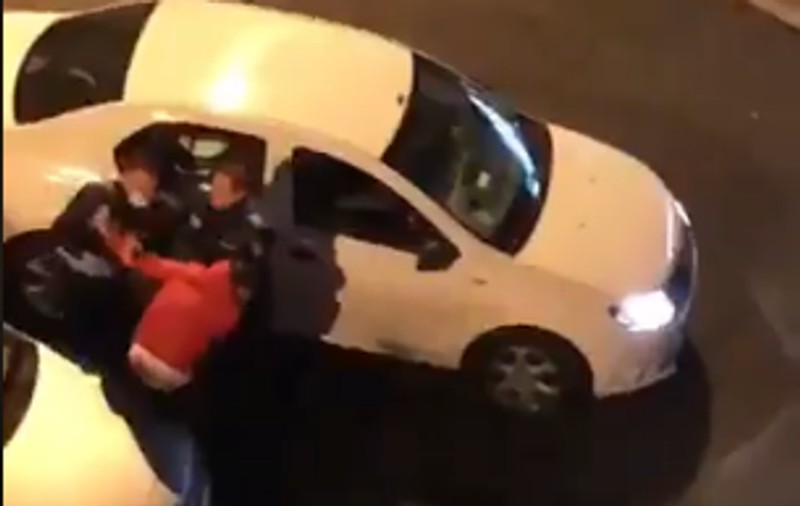 Imagini șocante în București. Polițist filmat când bate un tânăr care a ieșit noaptea pe stradă. Poliția a demarat o anchetă internă