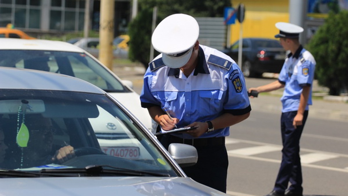 Poliţiştii au prins de Revelion 14 şoferi care goneau cu peste 200 km/h