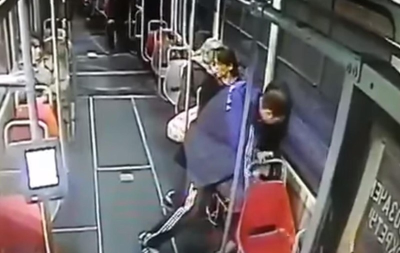 Scandalos. Un bărbat a agresat o fată minoră în tramvai în plină zi. Nimeni n-a intervenit! Chiar în spatele victimei era un bărbat, care se uita nepăsător în altă parte | VIDEO