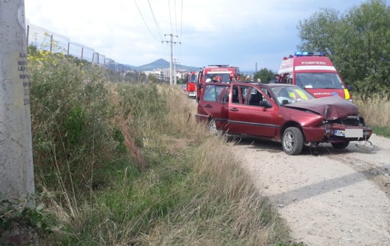 Accident cu patru răniți în Bistrița, după ce mașina condusă de un adolescent de 16 ani care consumase droguri a intrat într-un stâlp