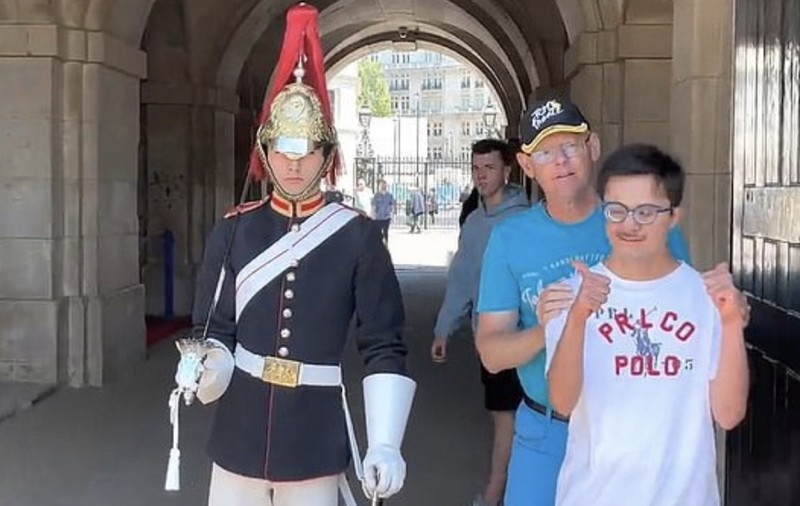 Gestul emoționant al unui soldat din Garda Regală britanică pentru un tânăr bolnav: „I-a făcut cea mai mare bucurie”
