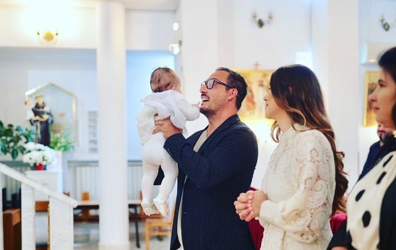 Ștefan Stan și soția lui și-au botezat fetița. Ce ținute au purtat Simona și micuța Elif