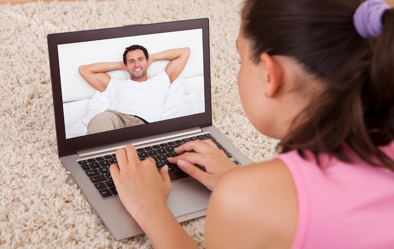 IN A RELATIONSHIP | “Și-a căutat-o cu lumânarea”. Odată cu pandemia și viața sexuală s-a mutat în online. Care sunt riscurile la care sunt expuși tinerii?