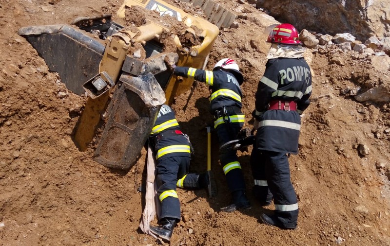 VIDEO | Intervenție dramatică de salvare. Bărbatul prins sub dărâmături în cariera din Suceava a murit