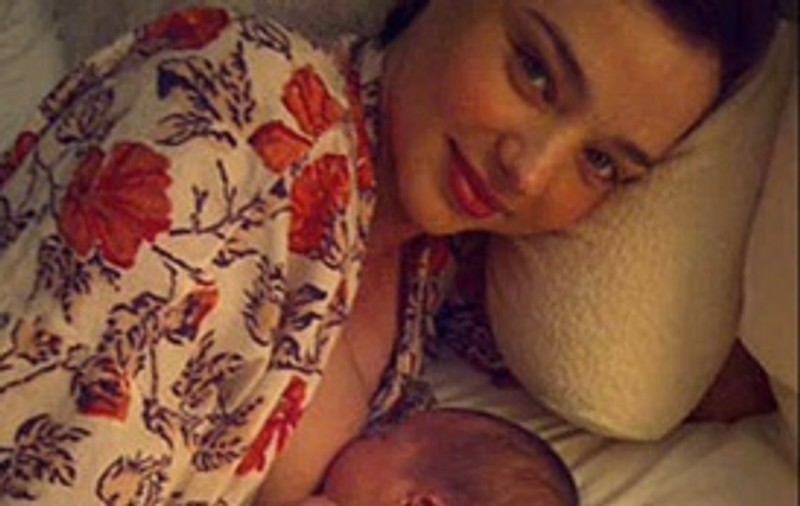 Miranda Kerr îşi alăptează bebeluşul