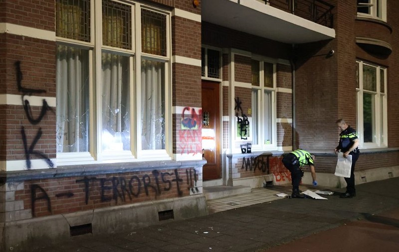 „Luka, teroristul!”. Geamuri sparte și ziduri vandalizate, la ambasada bielorusă de la Haga
