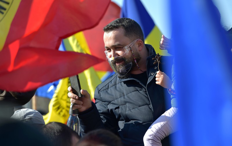 Un deputat AUR a declarat că a trăit anul trecut din alocația copiilor și câștiguri la loto, pentru ca apoi să-și amintească de alte venituri