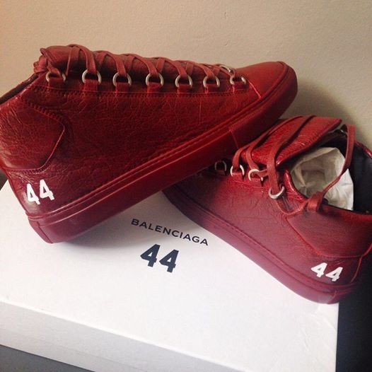 Pantofii de 1000 de euro, personalizaţi cu numărul 44. foto: Facebook.com