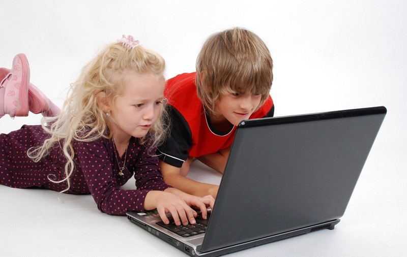 Ce sunt bullying-ul și cyberbullying-ul. Învață să-ți ferești copilul de pericolele de pe internet și nu numai