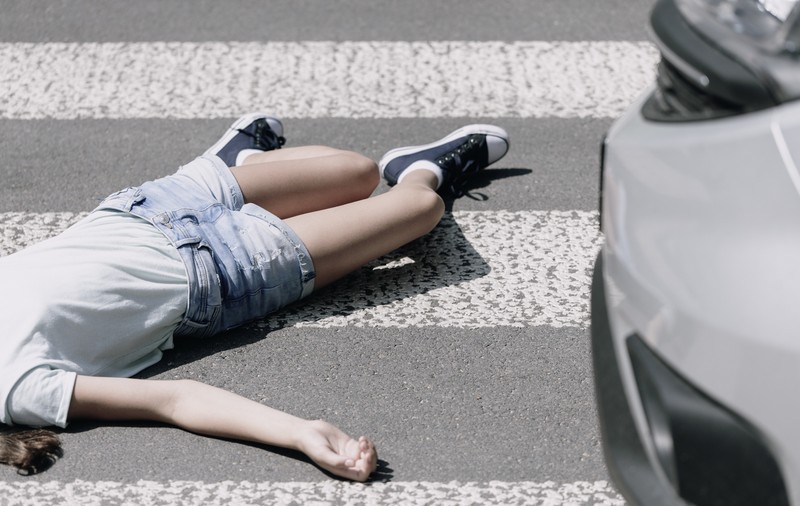 Un bucureștean a lovit cu mașina o femeie, i-a oferit bani și cercei, iar apoi a fugit de la locul accidentului. Acum este cercetat penal