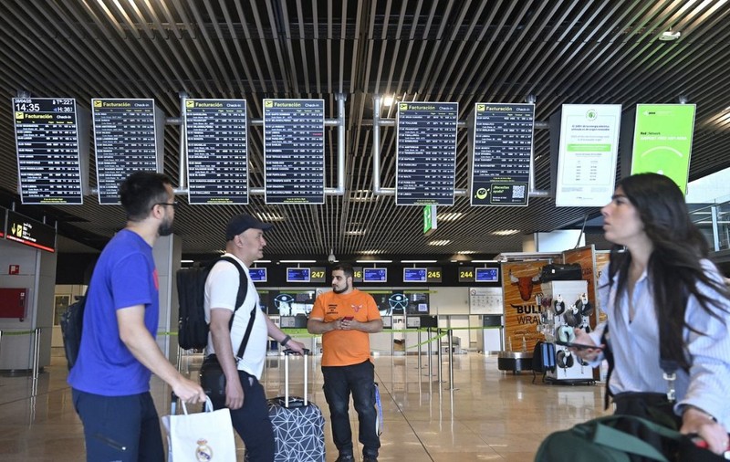 Despăgubiri la călătoria cu avionul, dacă zborul a fost anulat sau sunt alte situații neprevăzute. Ce trebuie să știe românii care merg în vacanță