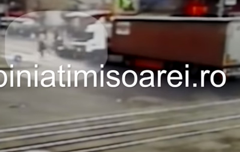VIDEO | Accident cumplit la Timișoara. Un tir a lovit un autoturism din spate și l-a aruncat peste pietonii care traversau!