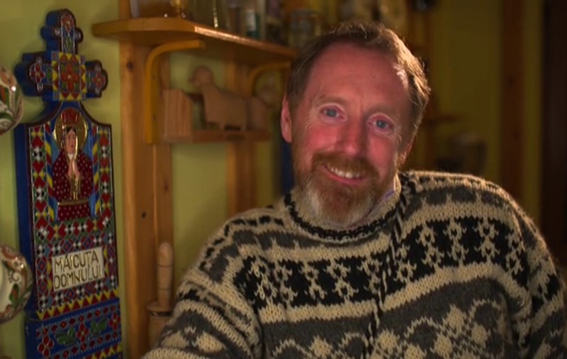 Povestea irlandezului care a traversat România pe jos. Peter Hurley realizează un documentar despre tradițiile românilor