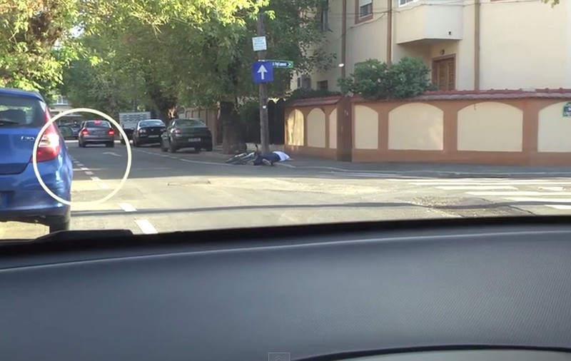 Un biciclist ZACE CĂZUT ÎN STRADĂ! Cum REACȚIONEAZĂ ȘOFERII? VIDEO