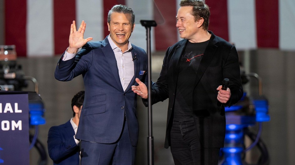 Elon Musk (dreapta), alături de Pete Hegseth, șeful Pentagonului, la un eveniment. Imagine cu caracter ilustrativ Sursa foto: Profimedia