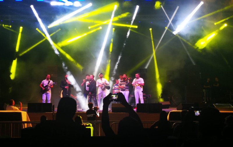 REPORTAJ. Primul Festival al Manelelor din România n-a prins la public. Jador: „Am mai mulți verișori decât sunteți voi aici”