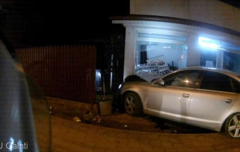 Un autoturism a rupt o ţeavă de gaze şi a distrus faţada unui magazin din Tecuci