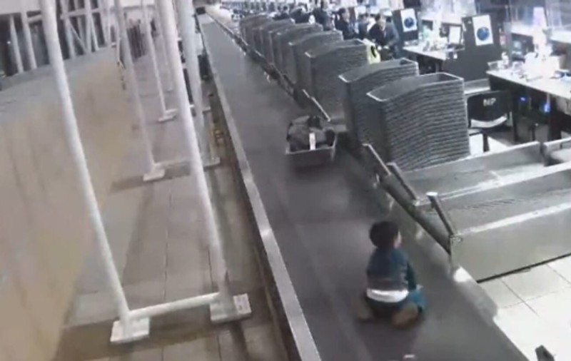 Un băiețel de 3 ani s-a strecurat după zona de check-in și s-a plimbat pe benzile de bagaje, la aeroportul din Santiago de Chile | VIDEO