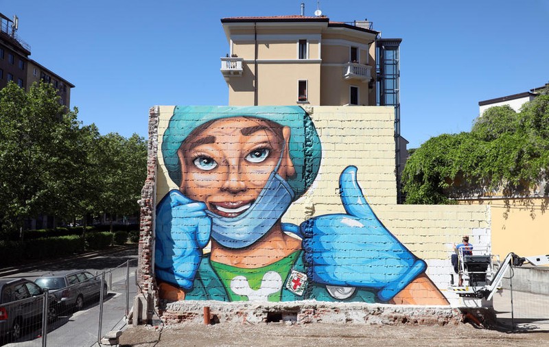 Un artist italian a realizat o frescă gigantică la Milano în onoarea personalului medical