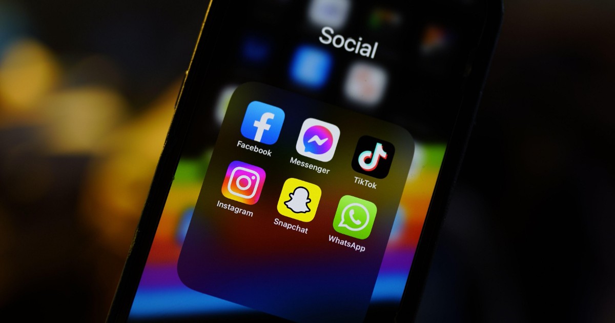 Un telefon cu aplicații de socializare